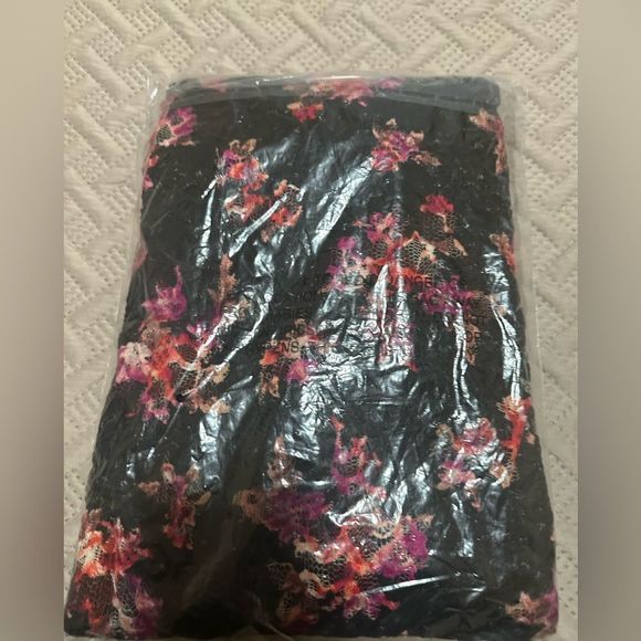 New-Plus Size Venus Off-The-Shoulder Lace Dress. Size 24. - Picture 4 of 9